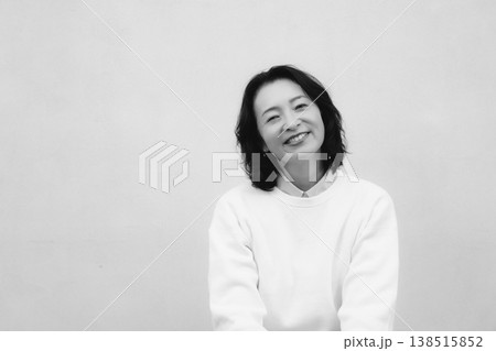 モノクロームな元気な実家の母のポートレート モノクロームな元気な実家の母のポートレート 138515852