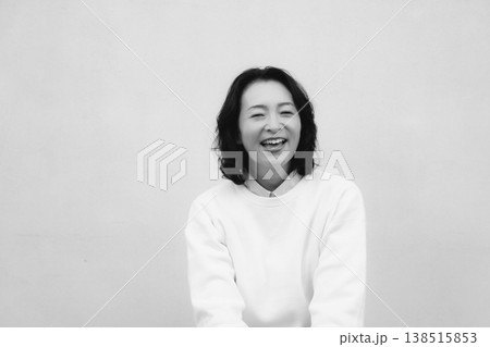モノクロームな元気な実家の母のポートレート モノクロームな元気な実家の母のポートレート 138515853