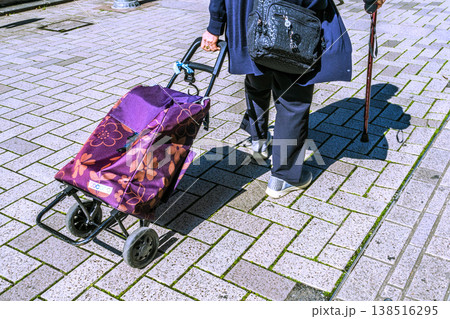 日本の横浜都市景観隙間…カートの高齢女性、段差や勾配でカートはガタガタ揺れ歩きにくい…人生とは 138516295