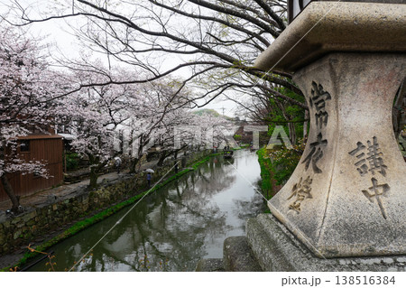近江八幡の八幡堀の水路 138516384