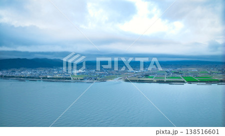 早春の富山県東部、小川の河口周辺からの眺め、雲に隠れている北アルプスや洋上風力発電風車たちの様子 早春の富山県東部、小川の河口周辺からの眺め、雲に隠れている北アルプスや洋上風力発電風車たちの様子 138516601