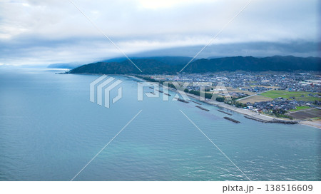 早春の富山県東部、小川の河口周辺からの眺め、雲に隠れている北アルプスや洋上風力発電風車たちの様子 早春の富山県東部、小川の河口周辺からの眺め、雲に隠れている北アルプスや洋上風力発電風車たちの様子 138516609