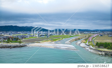早春の富山県東部、小川の河口周辺からの眺め、雲に隠れている北アルプスや洋上風力発電風車たちの様子 早春の富山県東部、小川の河口周辺からの眺め、雲に隠れている北アルプスや洋上風力発電風車たちの様子 138516627