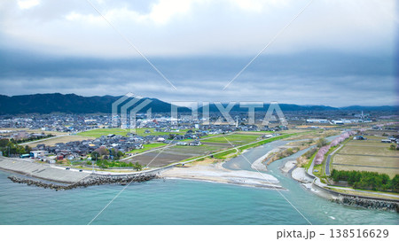 早春の富山県東部、小川の河口周辺からの眺め、雲に隠れている北アルプスや洋上風力発電風車たちの様子 早春の富山県東部、小川の河口周辺からの眺め、雲に隠れている北アルプスや洋上風力発電風車たちの様子 138516629