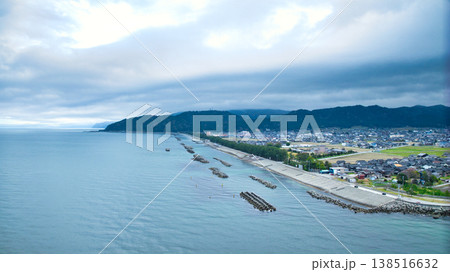早春の富山県東部、小川の河口周辺からの眺め、雲に隠れている北アルプスや洋上風力発電風車たちの様子 早春の富山県東部、小川の河口周辺からの眺め、雲に隠れている北アルプスや洋上風力発電風車たちの様子 138516632