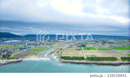 早春の富山県東部、小川の河口周辺からの眺め、雲に隠れている北アルプスや洋上風力発電風車たちの様子 早春の富山県東部、小川の河口周辺からの眺め、雲に隠れている北アルプスや洋上風力発電風車たちの様子 138516641