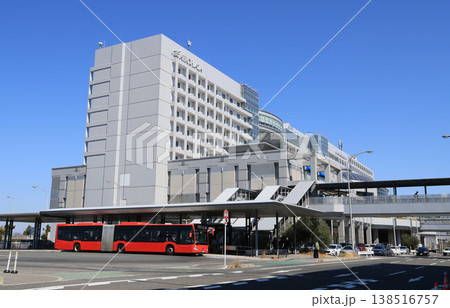 関西空港 エアロプラザと赤い連接バス 関西空港 エアロプラザと赤い連接バス 138516757