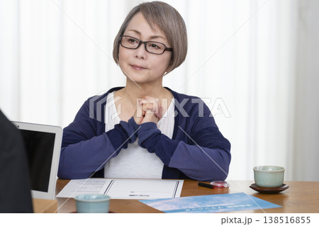 生命保険の契約書に署名捺印するシニア女性 138516855