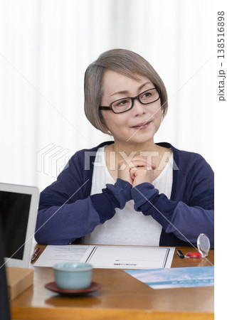 生命保険の契約書に署名捺印するシニア女性 138516898