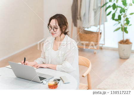 自宅のリビングで仕事をするビジネスウーマン,ワーキングママ(フリーランス) 自宅のリビングで仕事をするビジネスウーマン,ワーキングママ(フリーランス) 138517227
