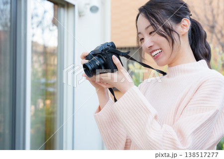 縁側で母を撮る仲良し母娘のポートレート 138517277