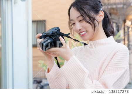 縁側で母を撮る仲良し母娘のポートレート 縁側で母を撮る仲良し母娘のポートレート 138517278