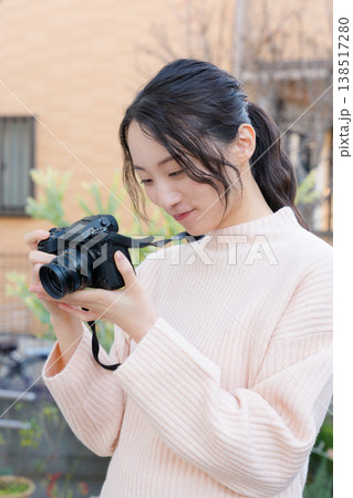 縁側で母を撮る仲良し母娘のポートレート 縁側で母を撮る仲良し母娘のポートレート 138517280