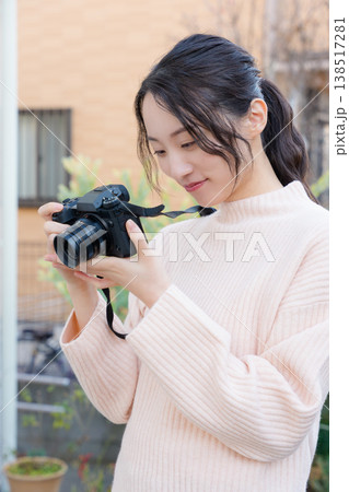 縁側で母を撮る仲良し母娘のポートレート 縁側で母を撮る仲良し母娘のポートレート 138517281