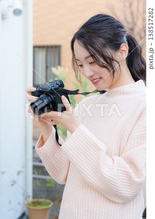 縁側で母を撮る仲良し母娘のポートレート 縁側で母を撮る仲良し母娘のポートレート 138517282