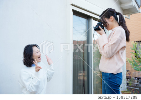 縁側で母を撮る仲良し母娘のポートレート 縁側で母を撮る仲良し母娘のポートレート 138517289