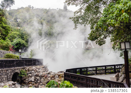台湾・新北投温泉の地熱谷に立ちのぼる湯けむりの風景 138517301