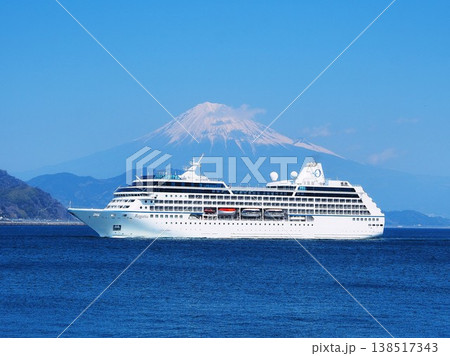 静岡県　クルーズ客船　レガッタ号と富士山　3月 138517343