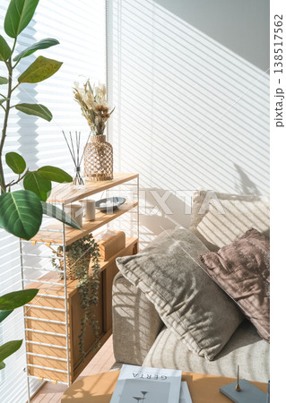 日の当たるリビングとソファーとテーブル 138517562