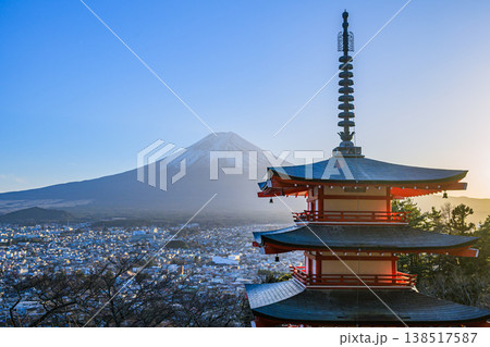 新倉山浅間公園、富士山、夕陽、快晴、山梨県 138517587