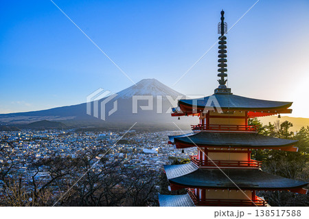 新倉山浅間公園、富士山、夕陽、快晴、山梨県 新倉山浅間公園、富士山、夕陽、快晴、山梨県 138517588