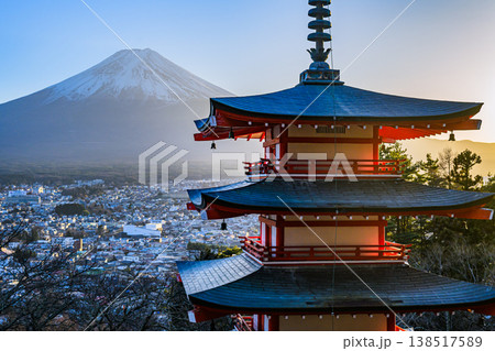 新倉山浅間公園、富士山、夕陽、快晴、山梨県 138517589
