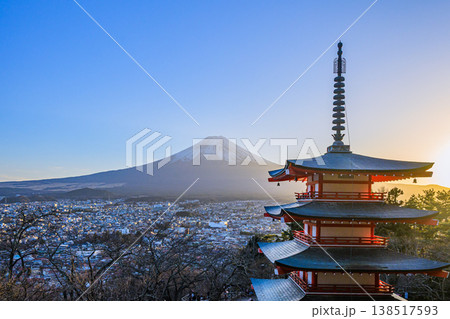 新倉山浅間公園、富士山、夕陽、快晴、山梨県 138517593