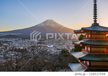 新倉山浅間公園、富士山、夕陽、快晴、山梨県 新倉山浅間公園、富士山、夕陽、快晴、山梨県 138517594