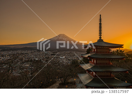 新倉山浅間公園、富士山、夕陽、快晴、山梨県 138517597