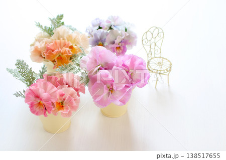 優しい色のパンジーアレンジ 138517655