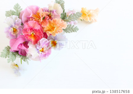優しい色のパンジーアレンジ 138517658