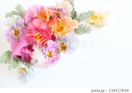 優しい色のパンジーアレンジ 138517659