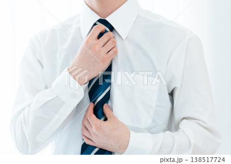 出勤準備をするビジネスマンの手元 138517724
