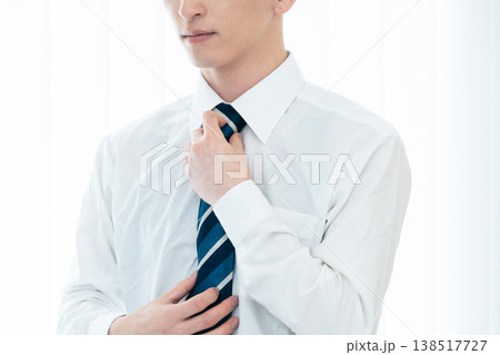 出勤準備をするビジネスマンの手元 138517727