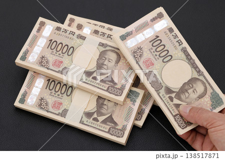 手に持つ一万円札  138517871