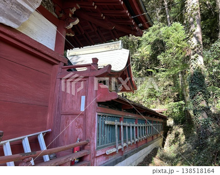 埼玉県秩父市の神社、聖神社の本殿を右側から見た風景です。 埼玉県秩父市の神社、聖神社の本殿を右側から見た風景です。 138518164