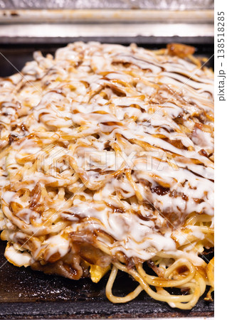 美味しい大阪名物のお好み焼きモダン焼き 美味しい大阪名物のお好み焼きモダン焼き 138518285