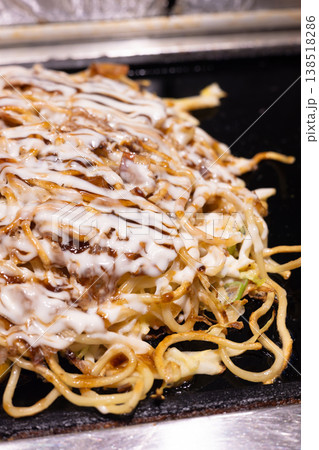 美味しい大阪名物のお好み焼きモダン焼き 美味しい大阪名物のお好み焼きモダン焼き 138518286