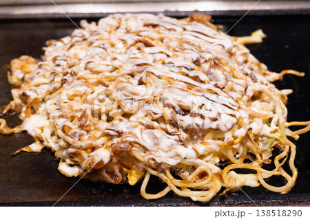 美味しい大阪名物のお好み焼きモダン焼き 美味しい大阪名物のお好み焼きモダン焼き 138518290
