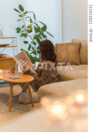 夜のリビングに座り雑誌を読むオシャレなアジア人女性 夜のリビングに座り雑誌を読むオシャレなアジア人女性 138518331