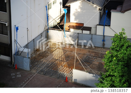 都会のビルと建設予定地 都会のビルと建設予定地 138518357