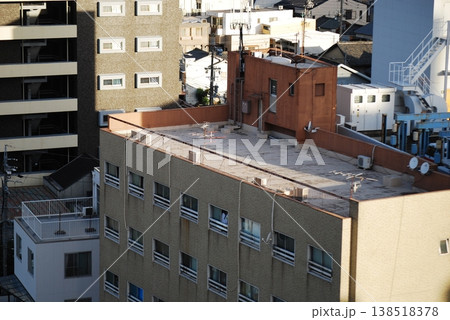 都市のビル群と屋上の風景 都市のビル群と屋上の風景 138518378