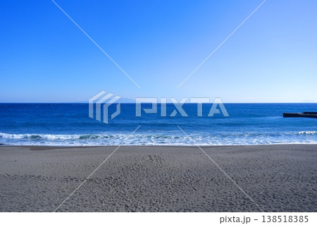 海 - 水平線まで続く青い海と、さわやかな青空が美しい、のどかな海岸の風景、スローライフのイメージ 海 - 水平線まで続く青い海と、さわやかな青空が美しい、のどかな海岸の風景、スローライフのイメージ 138518385