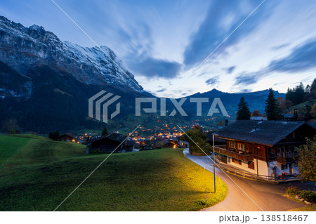 スイス、ベルン州、グリンデルワルト。夕暮れにライトアップされた高山の村。 スイス、ベルン州、グリンデルワルト。夕暮れにライトアップされた高山の村。 138518467