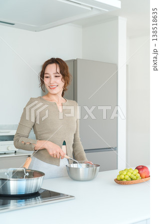 キッチンで朝食を作る,朝ごはんの準備をする女性 キッチンで朝食を作る,朝ごはんの準備をする女性 138518635