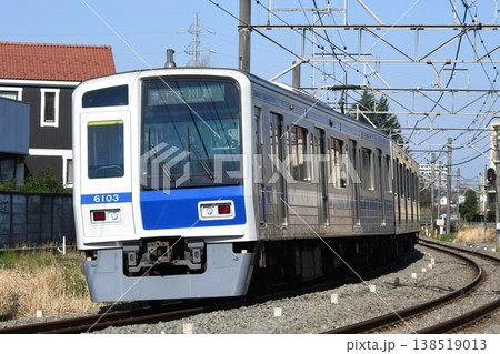 本川越へ向けて曲線区間をゆく西武鉄道6000系(地上線専用車両) 本川越へ向けて曲線区間をゆく西武鉄道6000系(地上線専用車両) 138519013