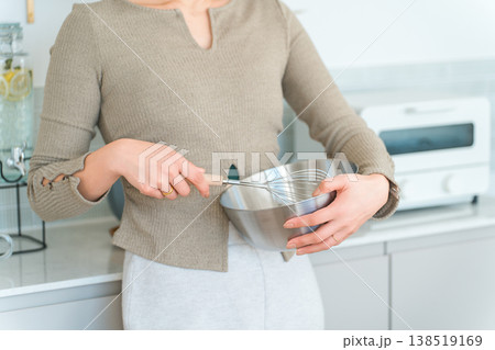 キッチンでボウルと泡立て器を使い調理する女性の手元 138519169