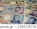 新旧の紙幣が並べられている 138519234
