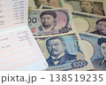 通帳残高と大量の紙幣 138519235