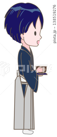 茶碗を持って立っている男の子（側面図/右手前） 138519276